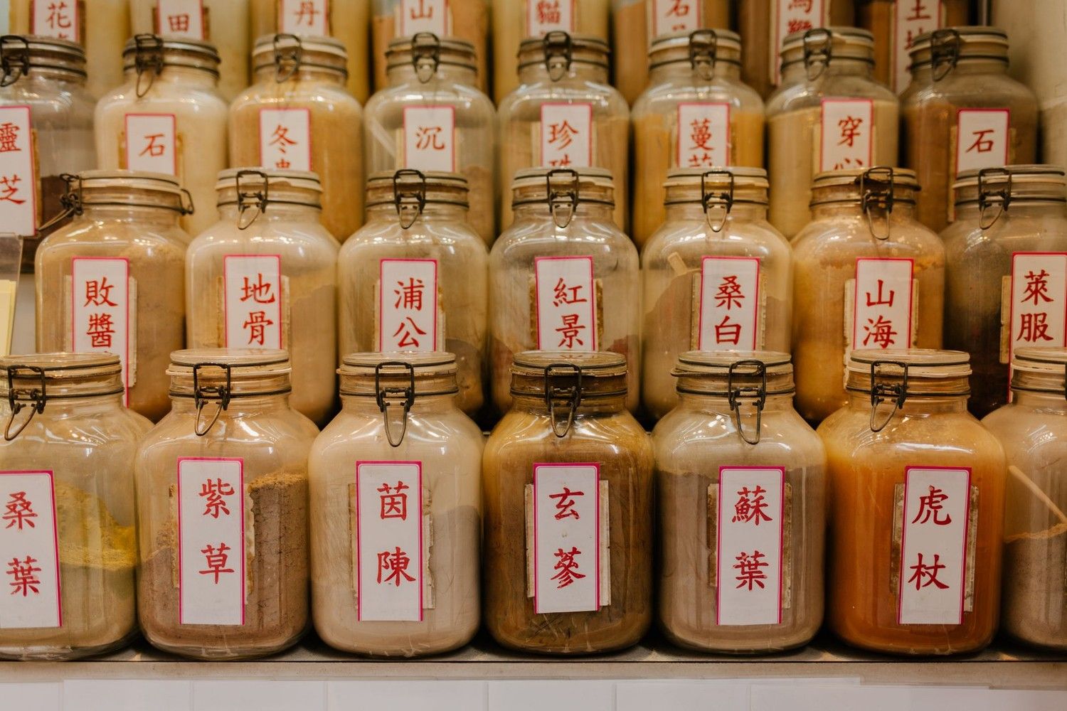 藥局架上各品牌葉黃素陳列比較